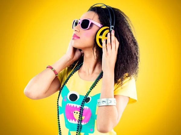 Hermosa chica africana con auriculares —  Fotos de Stock