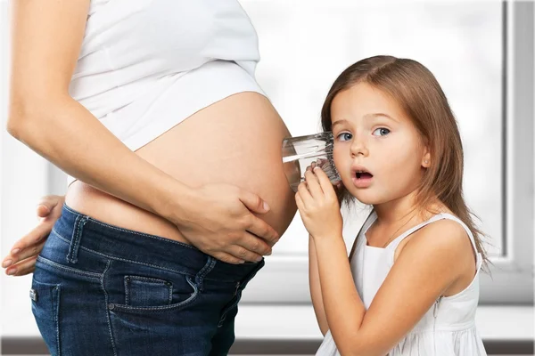 Bella donna incinta con sua figlia — Foto Stock