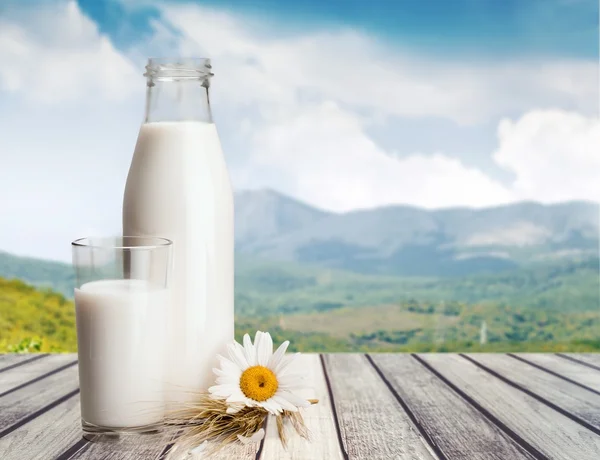 Glas mjölk och flaska — Stockfoto