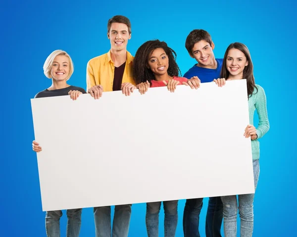 Adolescentes segurando banner em branco — Fotografia de Stock