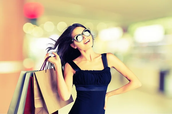 Mulher com sacos de compras — Fotografia de Stock