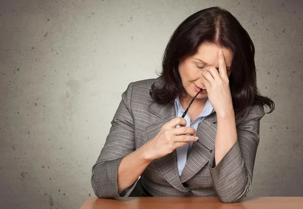 Mujer de negocios vistiendo traje formal — Foto de Stock