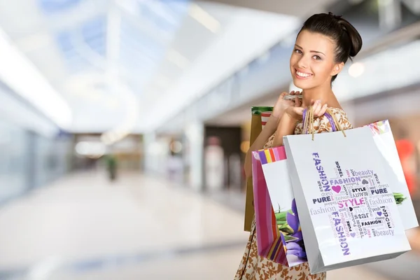 Młoda kobieta z torbą na zakupy — Zdjęcie stockowe