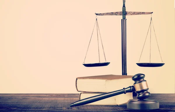 Justice Scales and wooden gavel — Stock Photo, Image