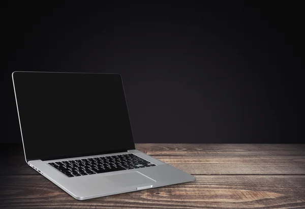 Laptop mit leerem Bildschirm — Stockfoto