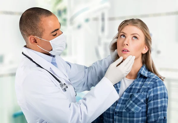 Médico masculino con paciente femenino — Foto de Stock