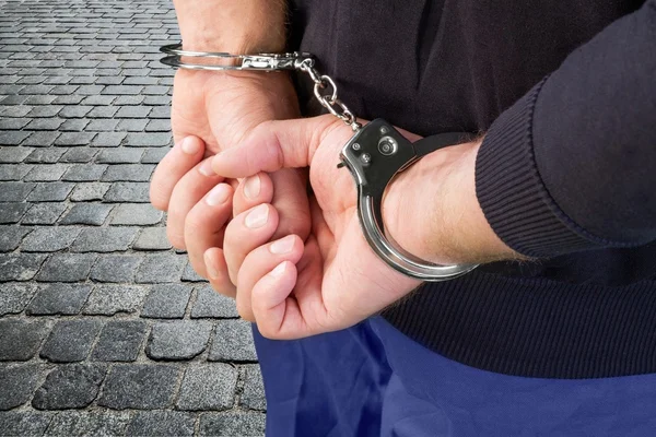 Человек в наручниках за спиной — стоковое фото