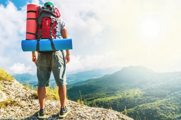 Wanderer mit Rucksack steht auf einem Felsen — Stockfoto