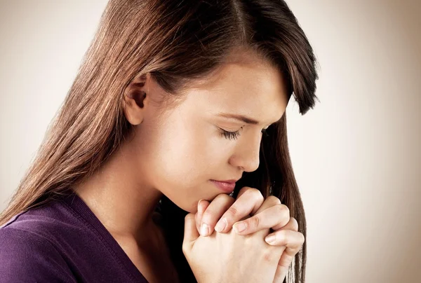 Portret młodej kobiety modlącej się — Zdjęcie stockowe