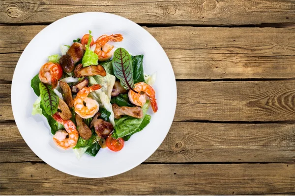 Green salad with shrimps — Stock Photo, Image