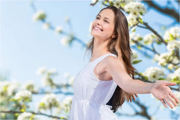 Jeune femme dans le jardin de printemps — Photo