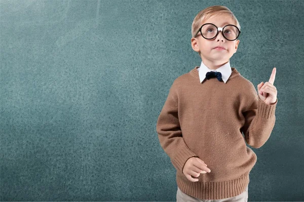 Jonge jongen in glazen denken — Stockfoto