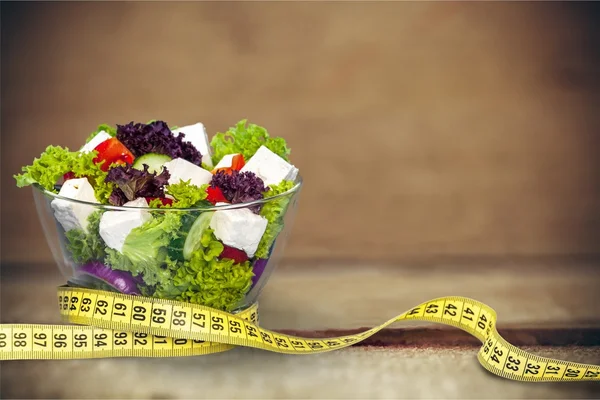 Taze yeşil salata ve teyp ölçme — Stok fotoğraf