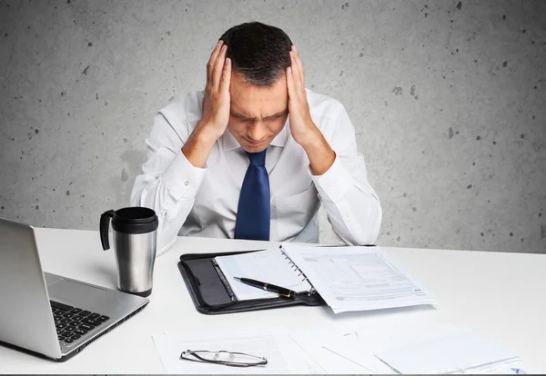 Porträt eines müden Geschäftsmannes mit Laptop — Stockfoto