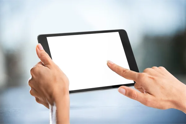 Mains féminines tenant tablette numérique — Photo