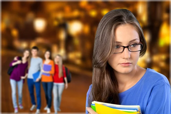 Estudiante chica sosteniendo coloridos cuadernos — Foto de Stock