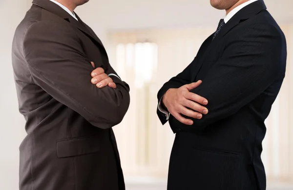 Empresarios en Trajes de Negocios con Brazos Cruzados — Foto de Stock