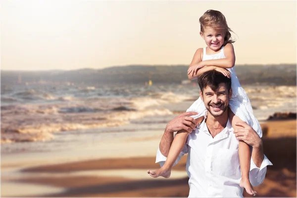 Vater und kleine Tochter am Strand — Stockfoto