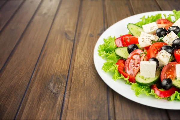 Griechischer Salat mit frischem Gemüse — Stockfoto