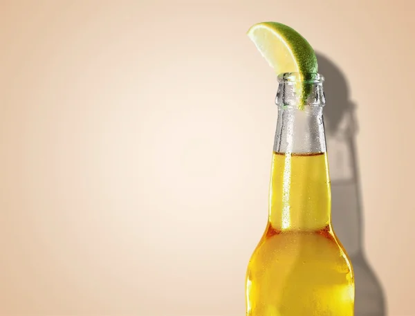 Cold beer with lime — Stock Photo, Image