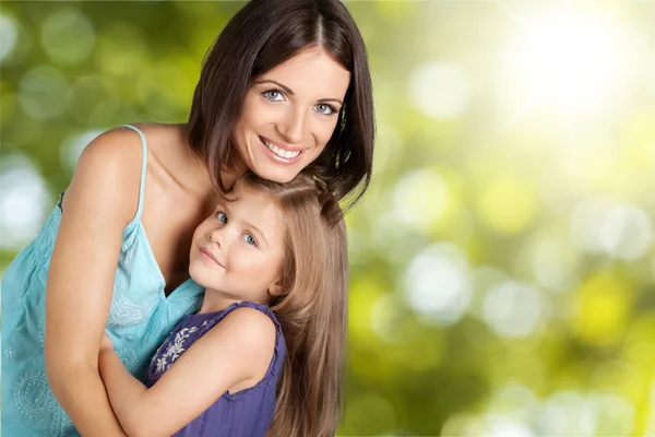 Mutter und Tochter umarmen — Stockfoto