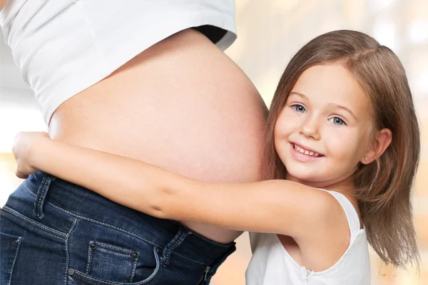 Vackra gravid kvinna med sin dotter — Stockfoto