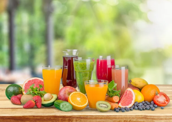 Välsmakande frukt och juice med vitaminer — Stockfoto