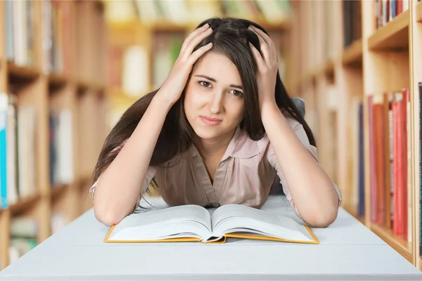 Cansada chica leer libro difícil — Foto de Stock