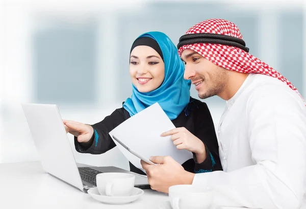 Potret pasangan arab dengan laptop — Stok Foto