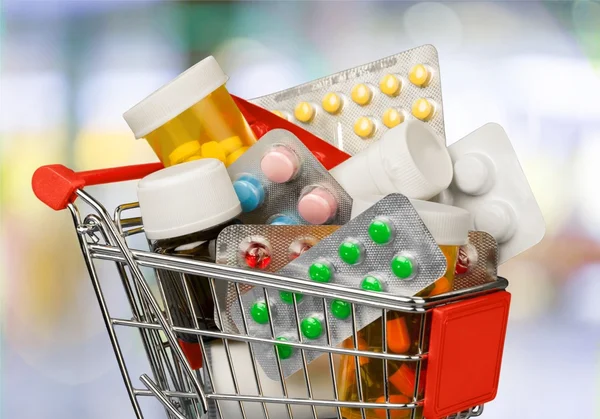Carrito de compras con pastillas — Foto de Stock