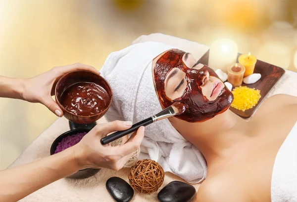 Mladá žena v salonu spa — Stock fotografie