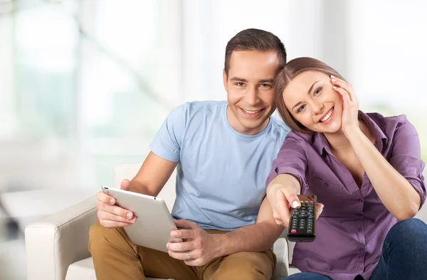 Couple regarder la télévision — Photo