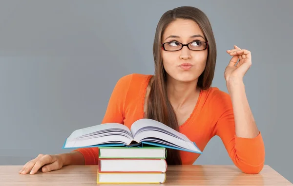 Joven estudiante en la biblioteca. — Foto de Stock