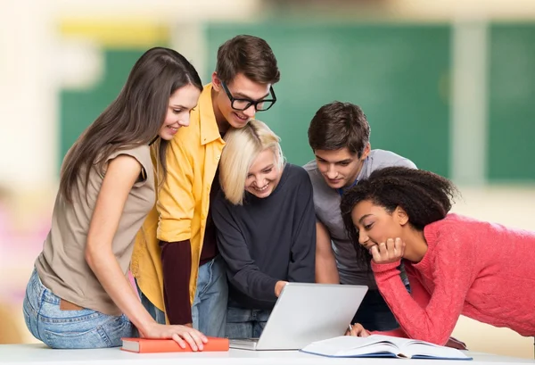 Skupina studentů s notebookem — Stock fotografie