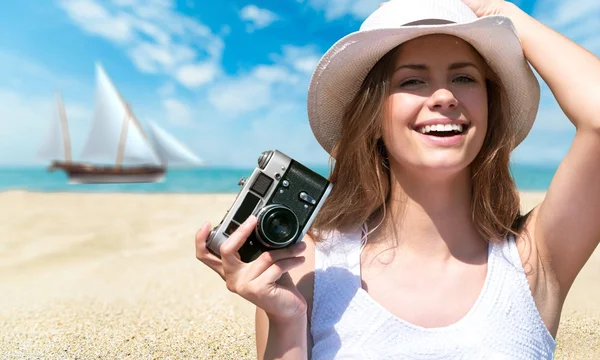 Frau posiert am Meer — Stockfoto