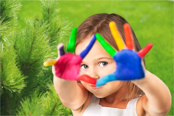 Κοριτσάκι με πολύχρωμα ζωγραφισμένα χέρια — Φωτογραφία Αρχείου
