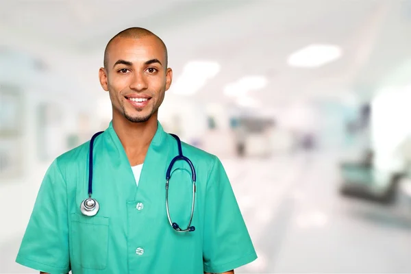Pohledný mladý muž lékař — Stock fotografie