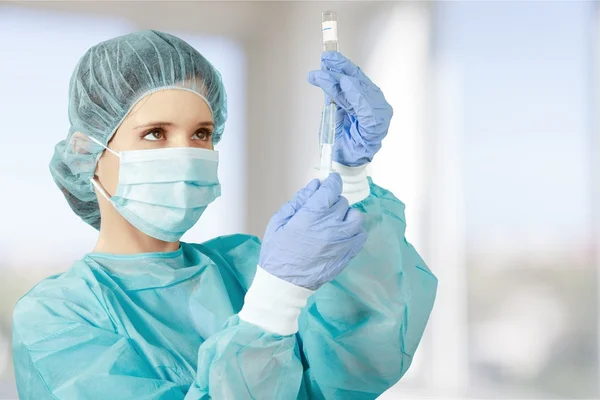 Ung kvinnlig läkare med spruta — Stockfoto