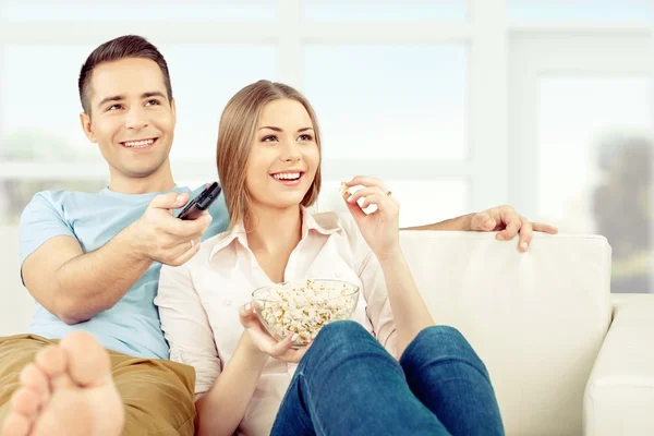 Paar schaut im Fernsehen zu — Stockfoto