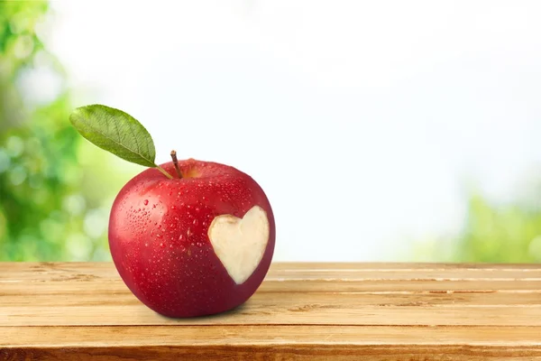 Apfel mit herzförmigem Ausschnitt. — Stockfoto