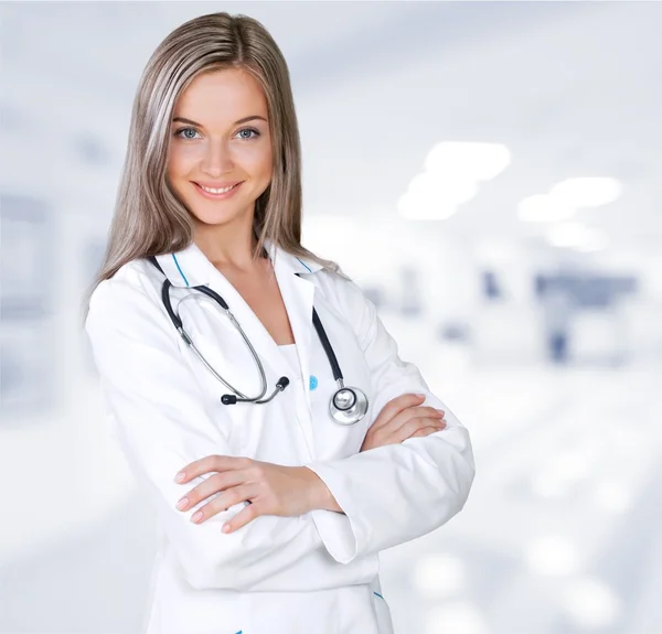 Ženský lékař s stetoskop, samostatný — Stock fotografie