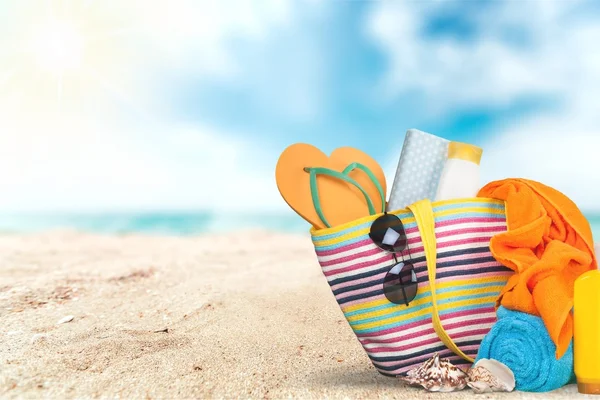 Sombrero de paja, bolsa en una playa tropical — Foto de Stock