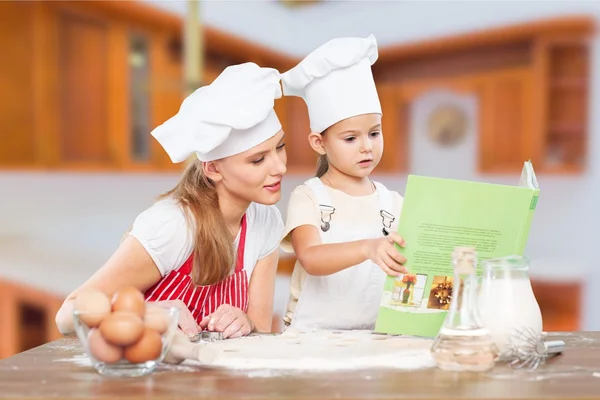 Meisje en haar moeder samen bakken — Stockfoto