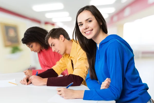 Jovens estudantes estudando — Fotografia de Stock