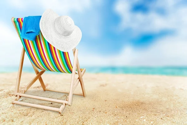 Cadeira colorida na praia de areia — Fotografia de Stock