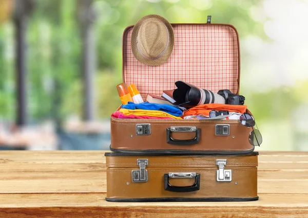Retro-Koffer mit Reiseobjekten — Stockfoto
