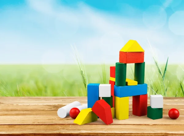 Bambini colorati che costruiscono cubi — Foto Stock