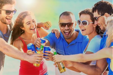  arkadaşlar bira şişesi ile kızartma.