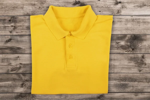 孤立的黄色 t 恤 — 图库照片