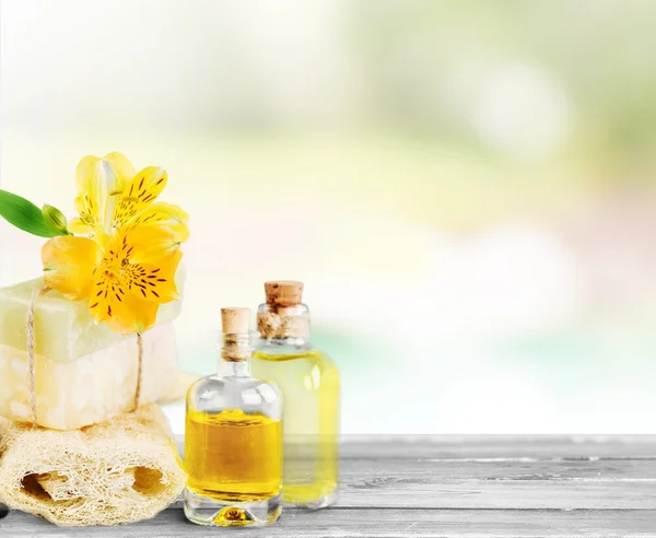 Полотенце и ароматические масла в бутылках — стоковое фото